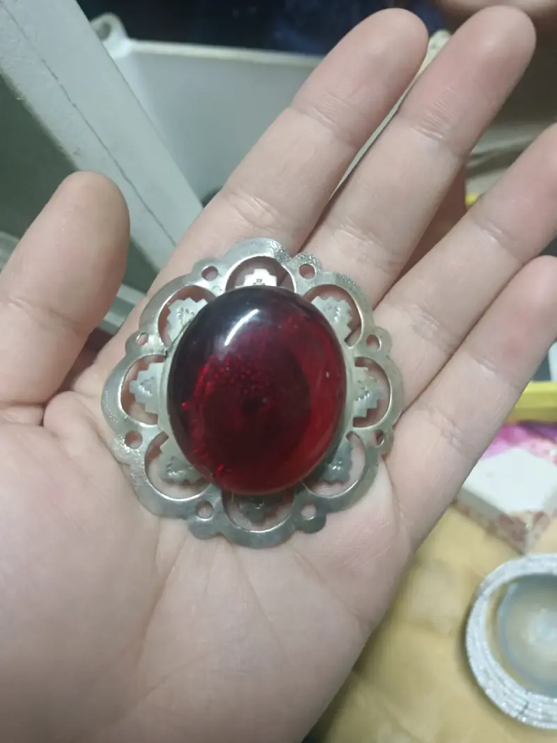 Broche vintage de plata con piedra roja