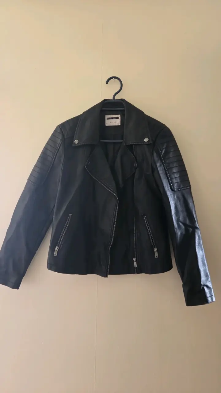 Chaqueta de cuero negra estilo biker