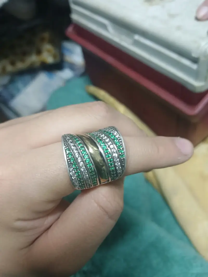 Anillo de plata con piedras verdes y oro - 1