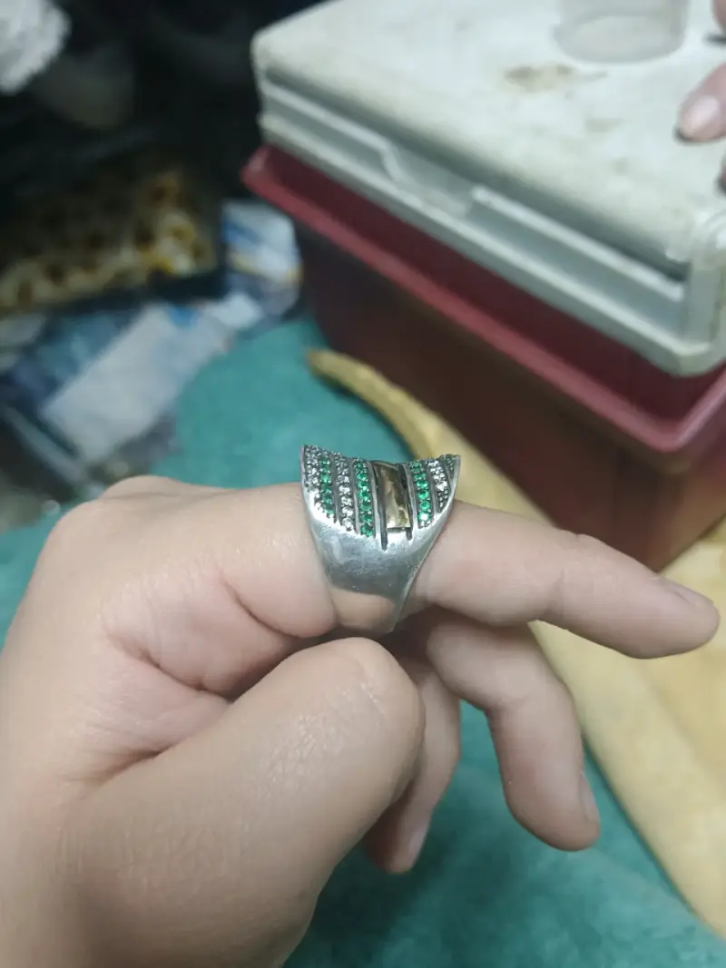 Anillo de plata con piedras verdes y oro - 2