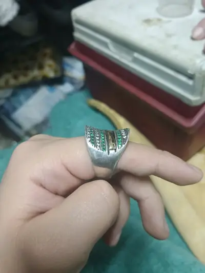 Anillo de plata con piedras verdes y oro - miniatura 2
