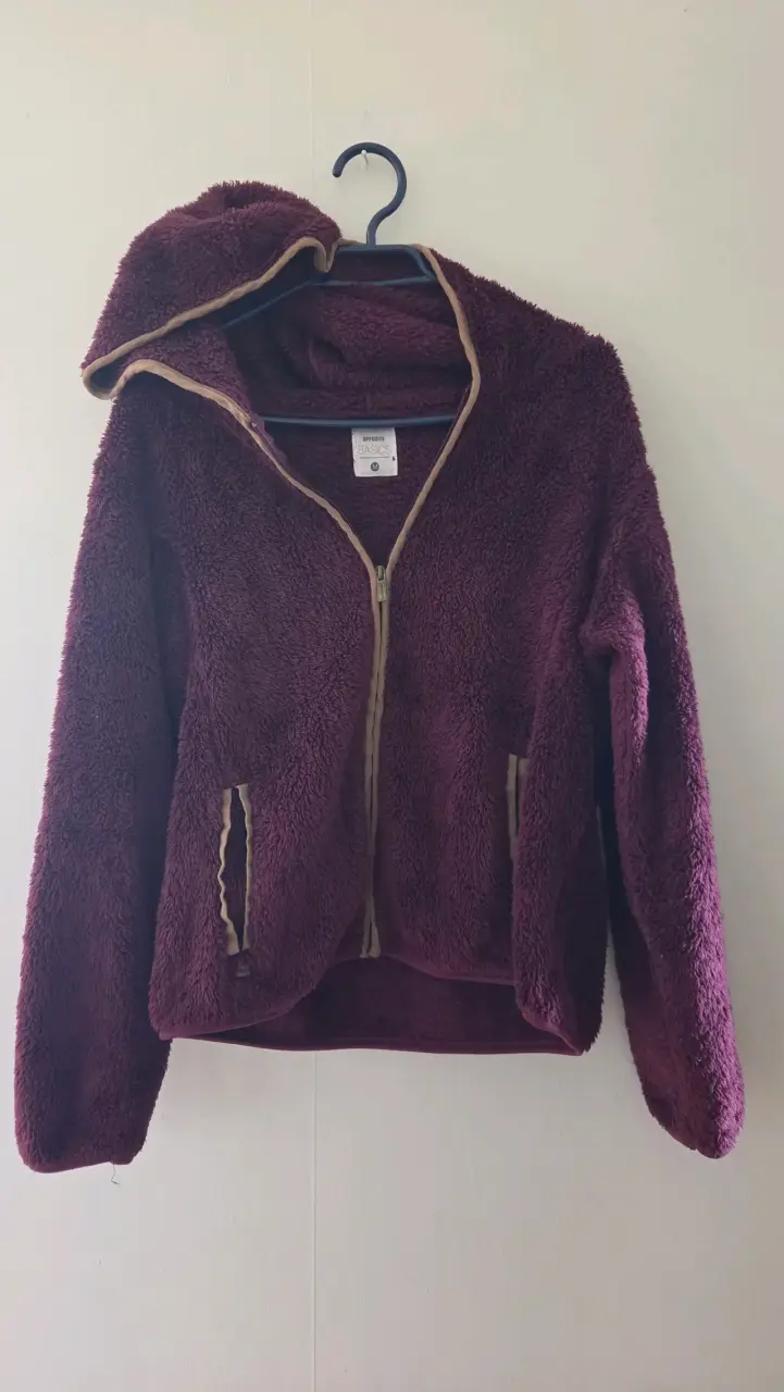 Chaqueta polar morada con capucha