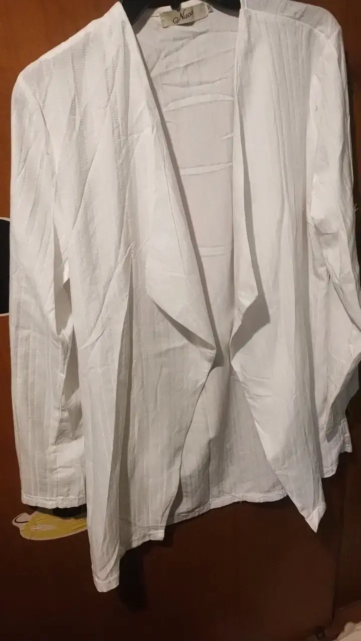 Blazer blanco de mujer elegante