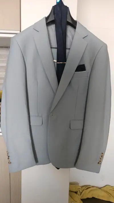 Elegante ambo gris para hombre - miniatura 1