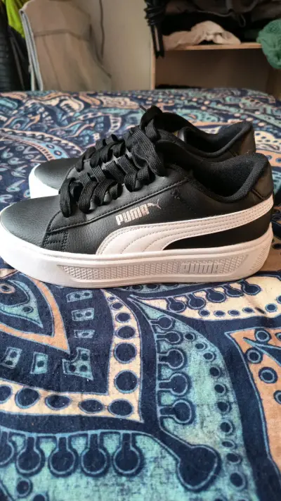 Zapatillas Puma negras y blancas - miniatura 2