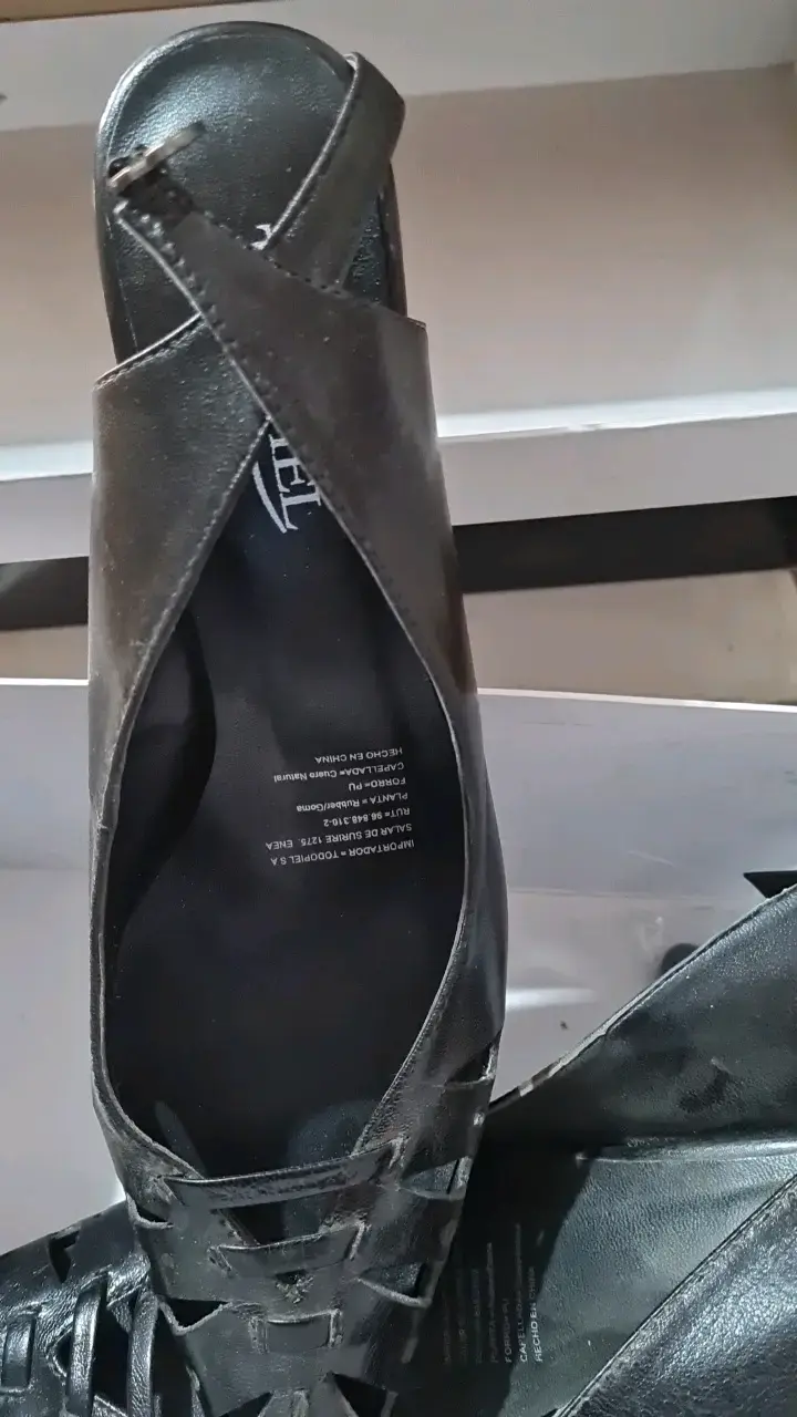 Sandalias negras de cuero elegantes - 1