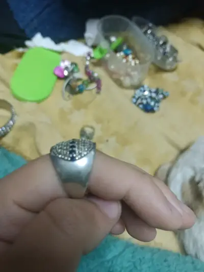 Anillo de plata con incrustaciones brillantes - miniatura 2