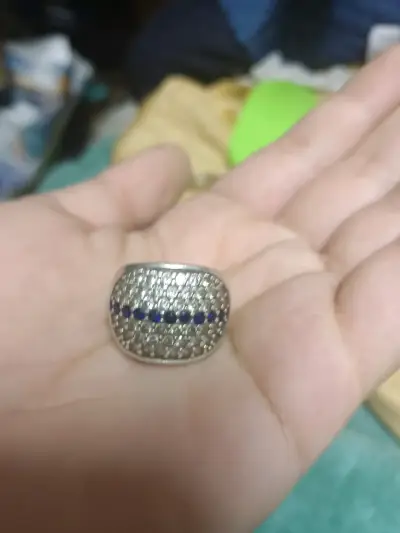 Anillo de plata con incrustaciones brillantes - miniatura 3