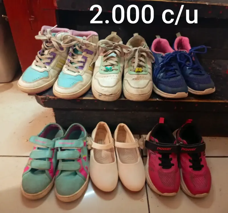 Lote de zapatillas y zapatos para niñas - 1