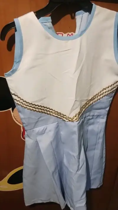 Vestido azul claro con detalles dorados - miniatura 1