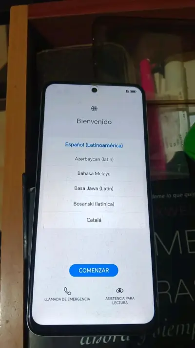 Smartphone con pantalla de inicio multilingüe - miniatura 1
