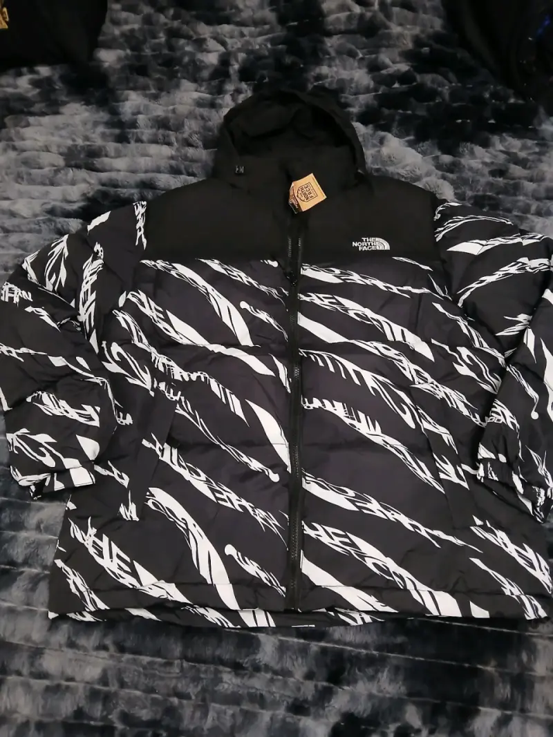 Chaqueta The North Face negra con diseño