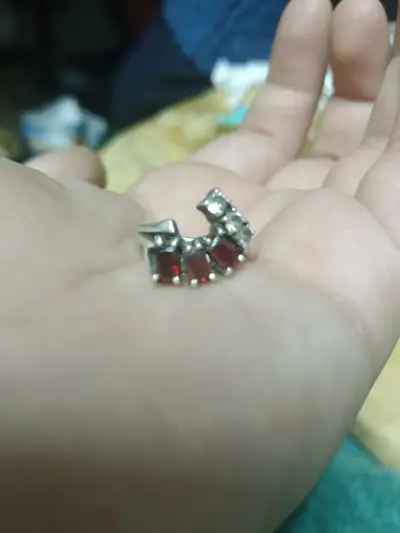 Anillo de plata con piedras rojas - miniatura 1