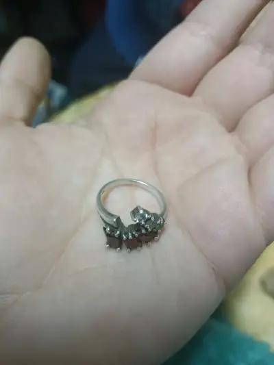 Anillo de plata con piedras rojas - miniatura 2