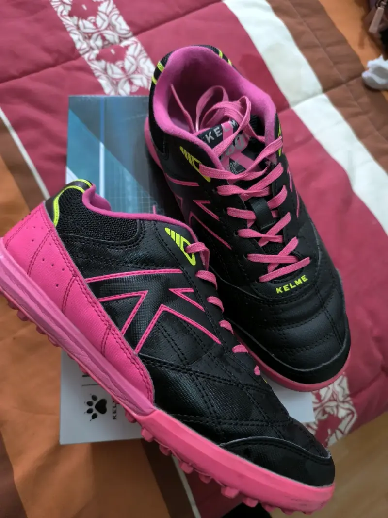 Zapatillas deportivas Kelme negras y rosadas - 1