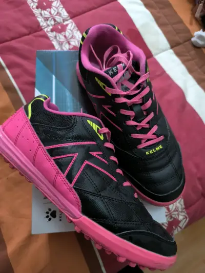 Zapatillas deportivas Kelme negras y rosadas - miniatura 1