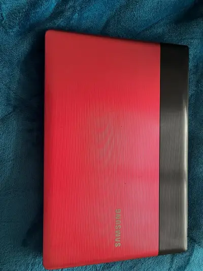 Notebook Samsung con diseño colorido - miniatura 2