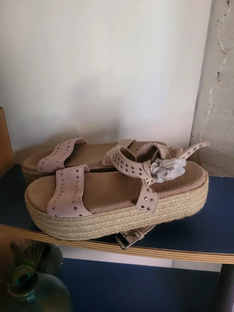 Sandalias plataforma beige con tachas - 2