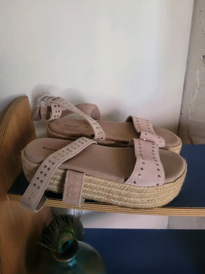 Sandalias plataforma beige con tachas - 3