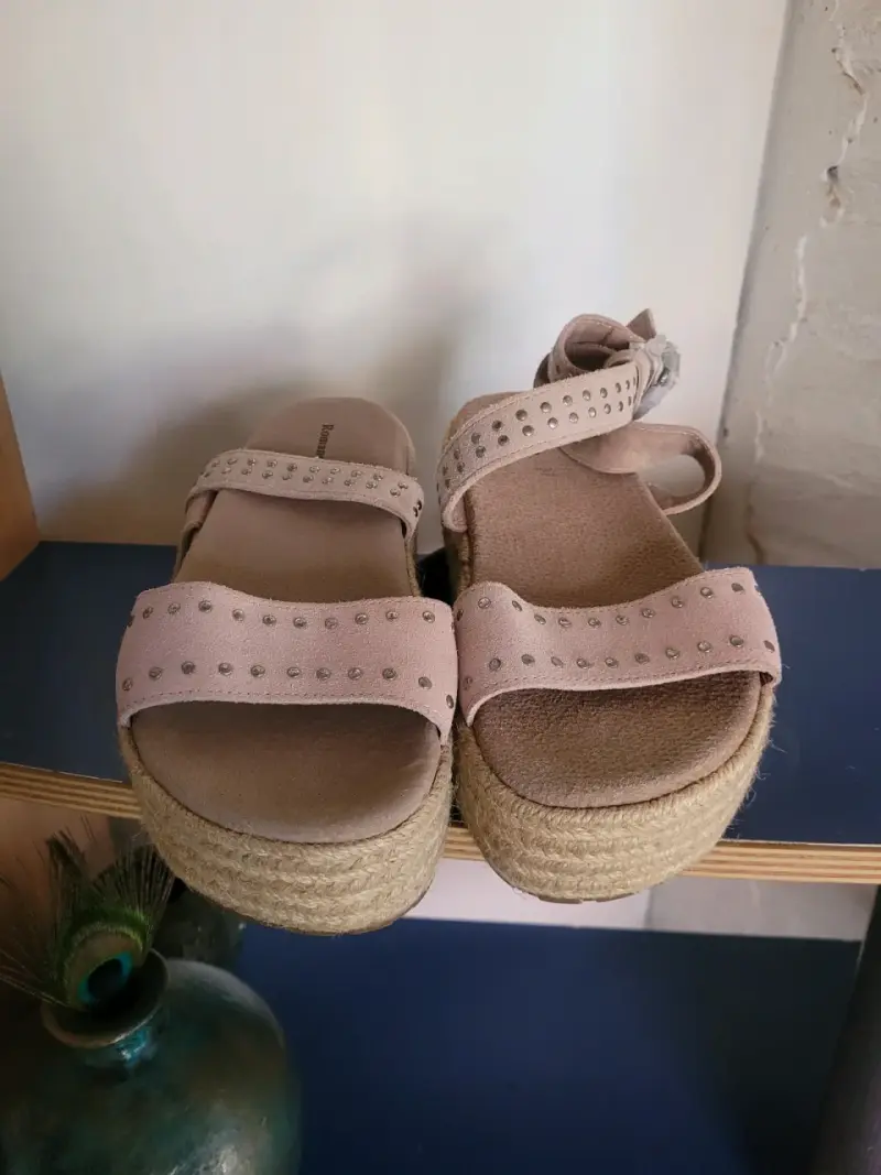 Sandalias plataforma beige con tachas - 4