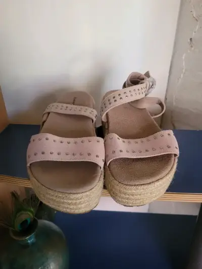 Sandalias plataforma beige con tachas - miniatura 4