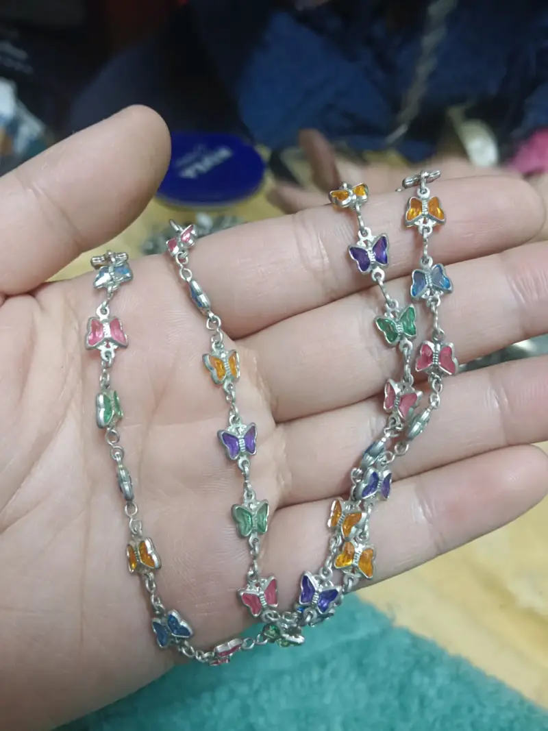 Collar de mariposas multicolor en plata