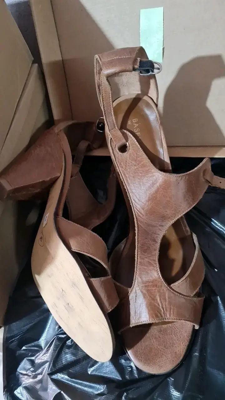 Sandalias de cuero marrón con tacón - 1
