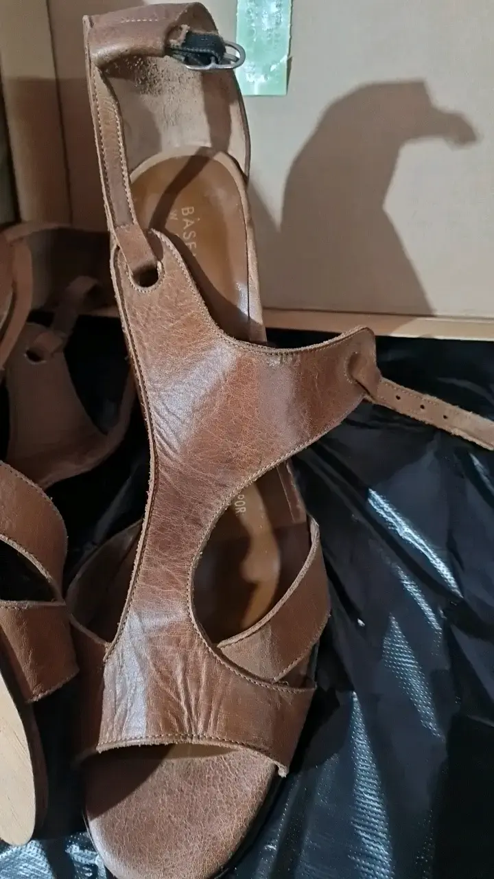 Sandalias de cuero marrón con tacón - 2