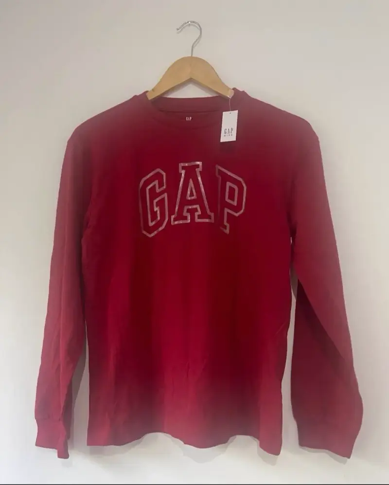 Polerón rojo GAP con logo bordado - 1