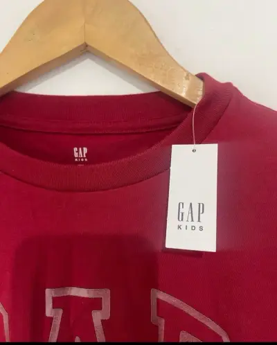 Polerón rojo GAP con logo bordado - miniatura 2