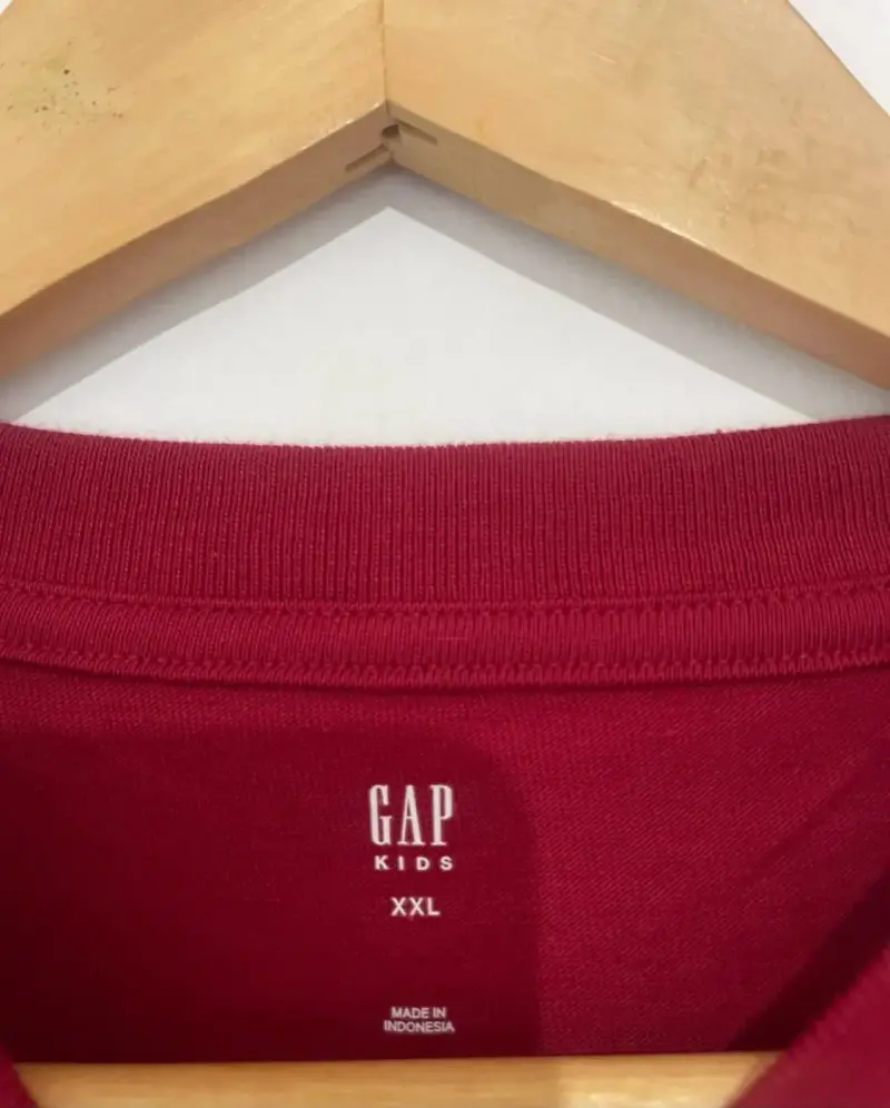 Polerón rojo GAP con logo bordado - 4