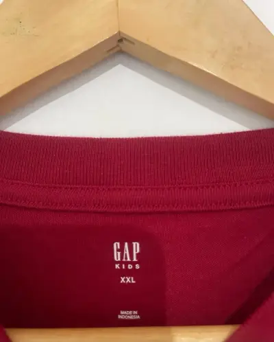 Polerón rojo GAP con logo bordado - miniatura 4