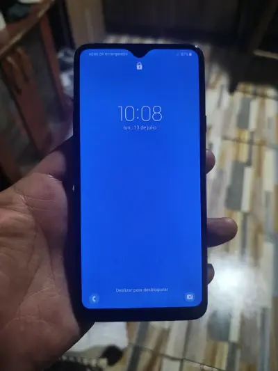 Smartphone Samsung con triple cámara trasera - miniatura 2