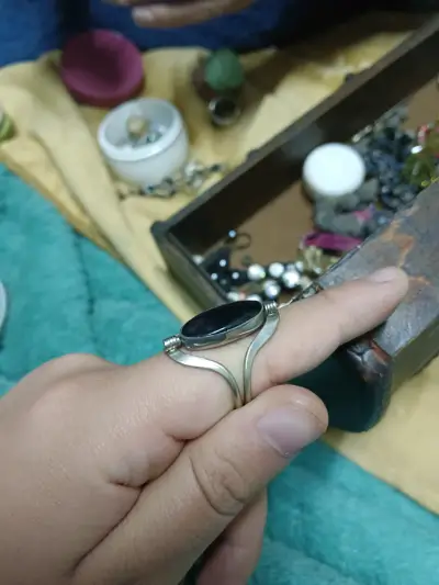 Anillo de plata con piedra negra elegante - miniatura 2