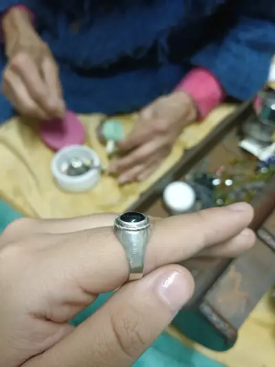 Anillo de plata con piedra negra - miniatura 2