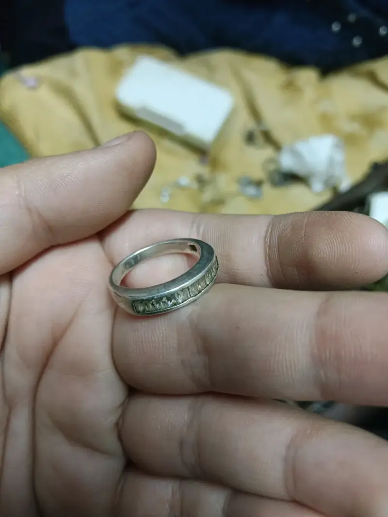 Anillo de plata con piedras brillantes