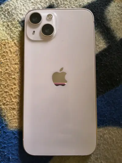 iPhone 13 rosado en buen estado - miniatura 1