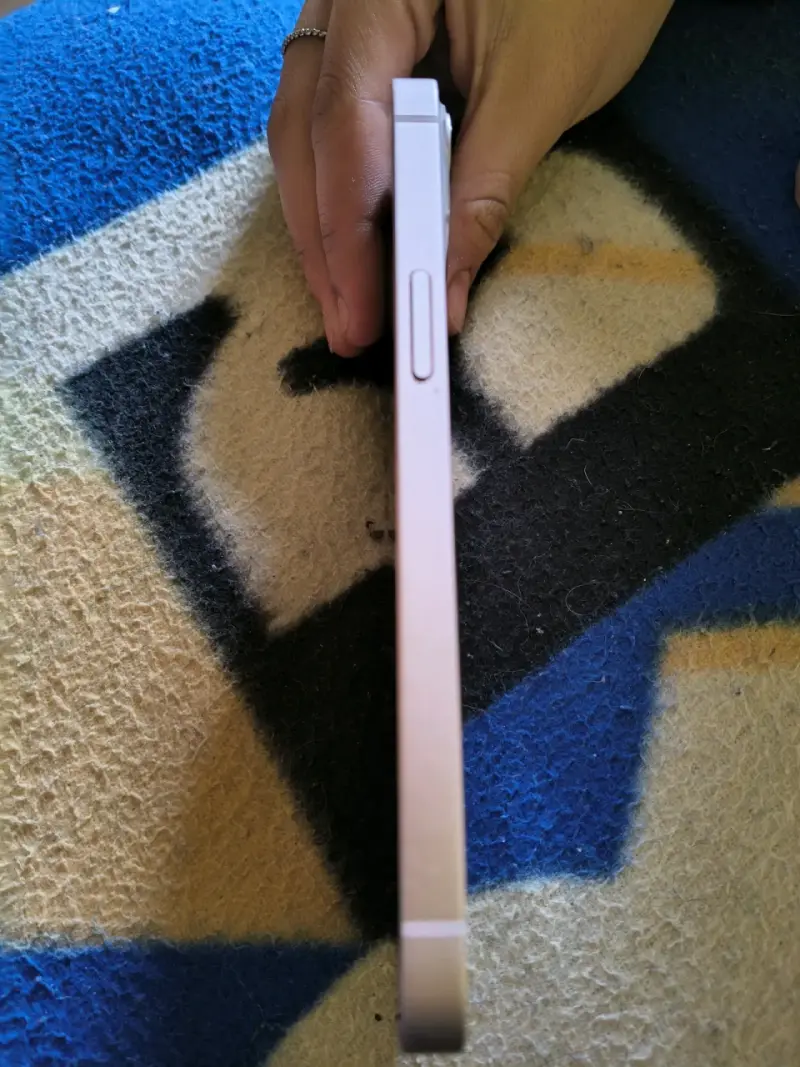 iPhone 13 rosado en buen estado - 3