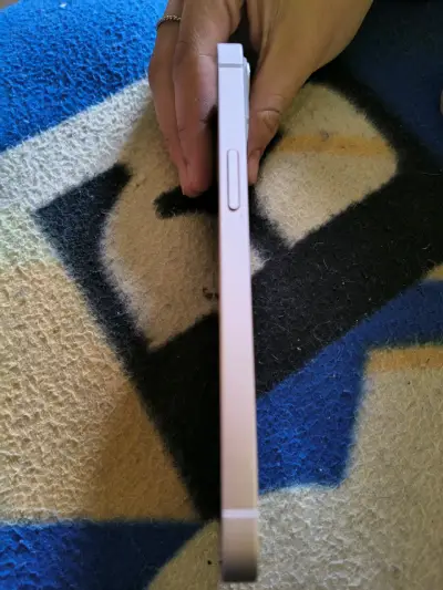 iPhone 13 rosado en buen estado - miniatura 3