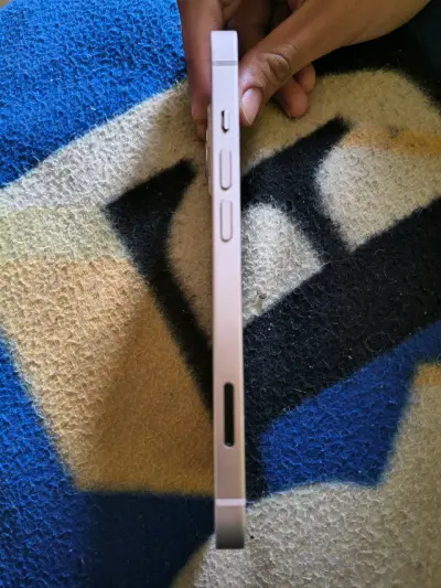 iPhone 13 rosado en buen estado - miniatura 4