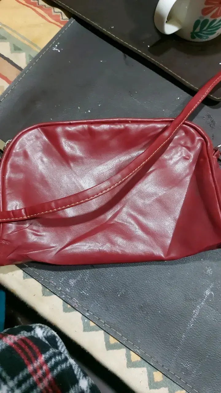Cartera de cuero roja con correa
