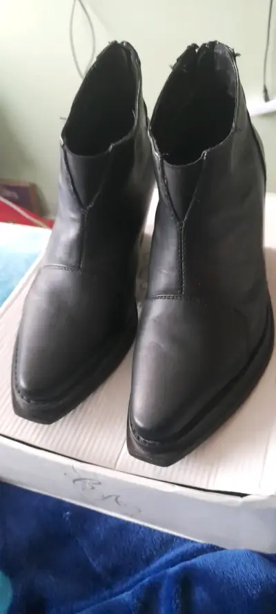 Botines de cuero negro con tacón alto - miniatura 3