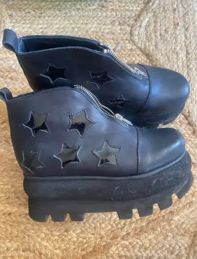 Botines negros con plataforma Sofía de Grecia - miniatura 1