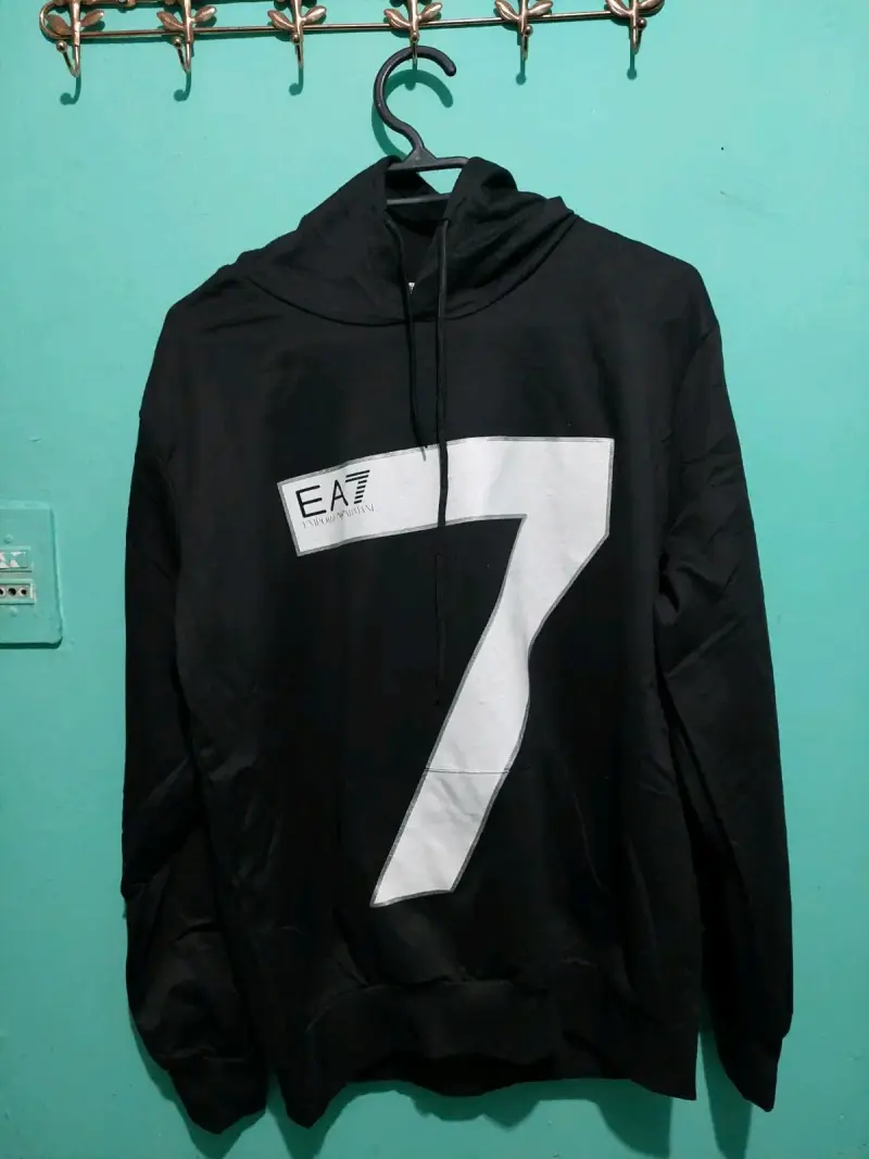 Polerón negro EA7 con número 7 - 1