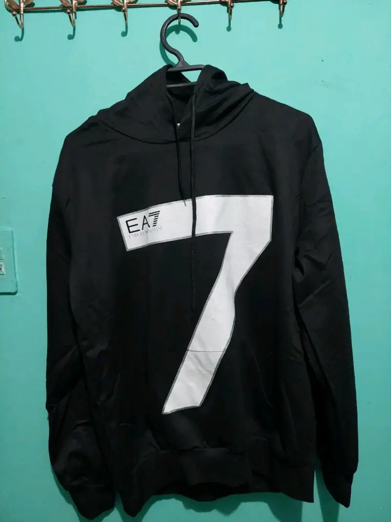 Polerón negro EA7 con número 7 - 2