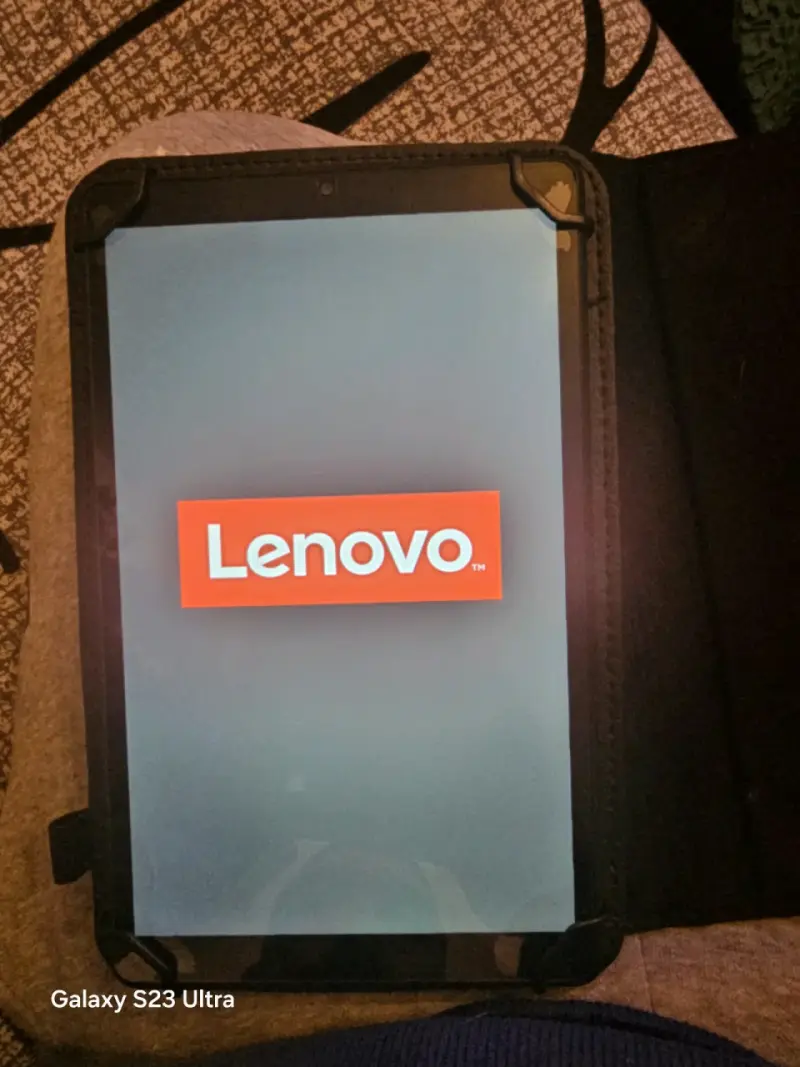Tablet Lenovo con funda protectora - 1