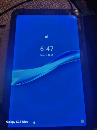 Tablet Lenovo con funda protectora - miniatura 2