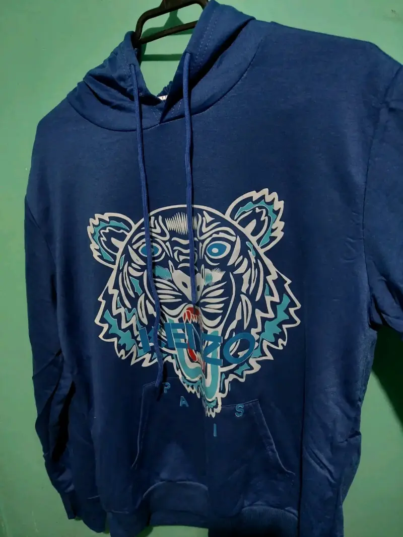 Polerón azul con capucha y diseño de tigre - 1