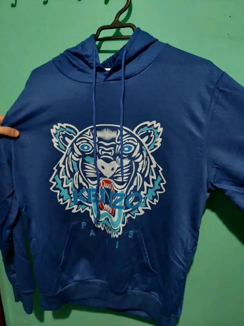 Polerón azul con capucha y diseño de tigre - 2
