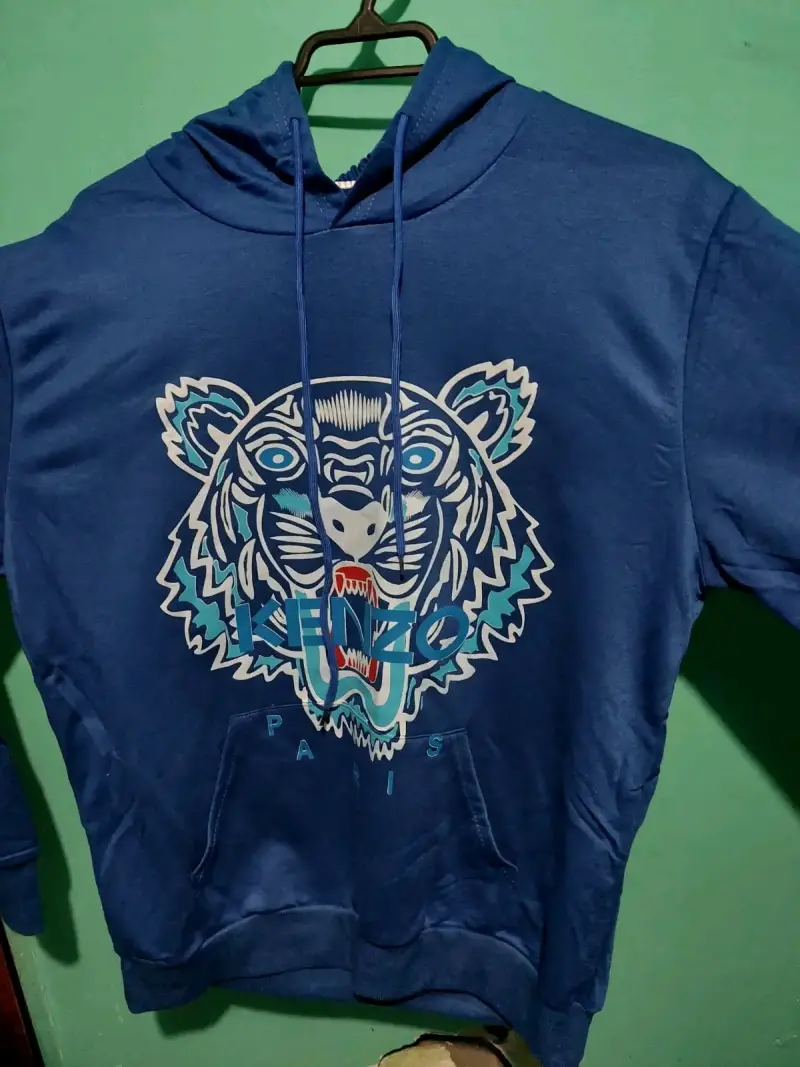 Polerón azul con capucha y diseño de tigre - 3